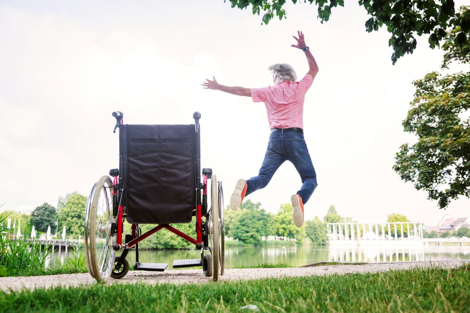 Человек прыгает на инвалидной коляске